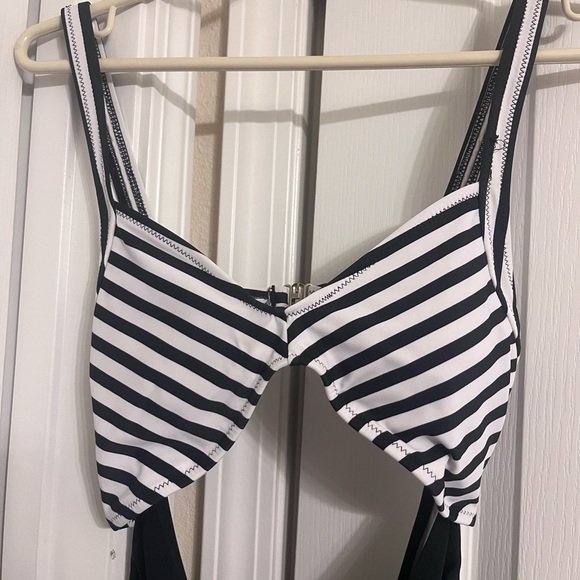 Cupshe black and white one piece 🩱 - Picture 6 of 7